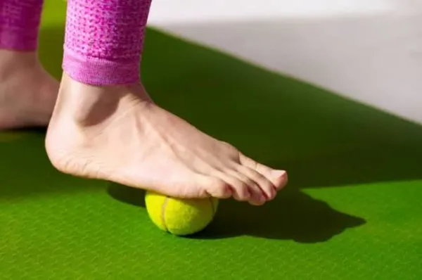 Tennis/golf ball rolls